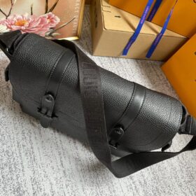 Louis-Vuitton-Christopher-Messenger-Taurillon